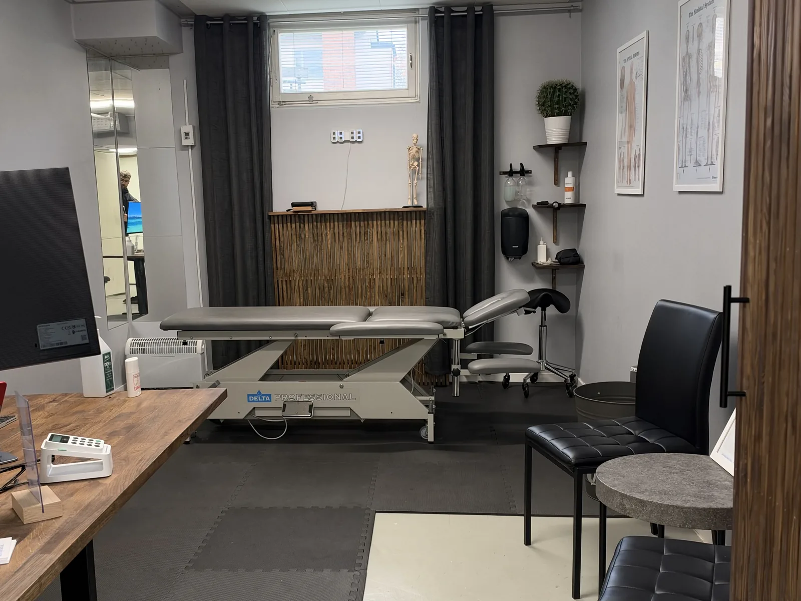 Behandlingsrum hos Mattssons Kiropraktik i Hallstavik med behandlingsbänk och sittplatser.