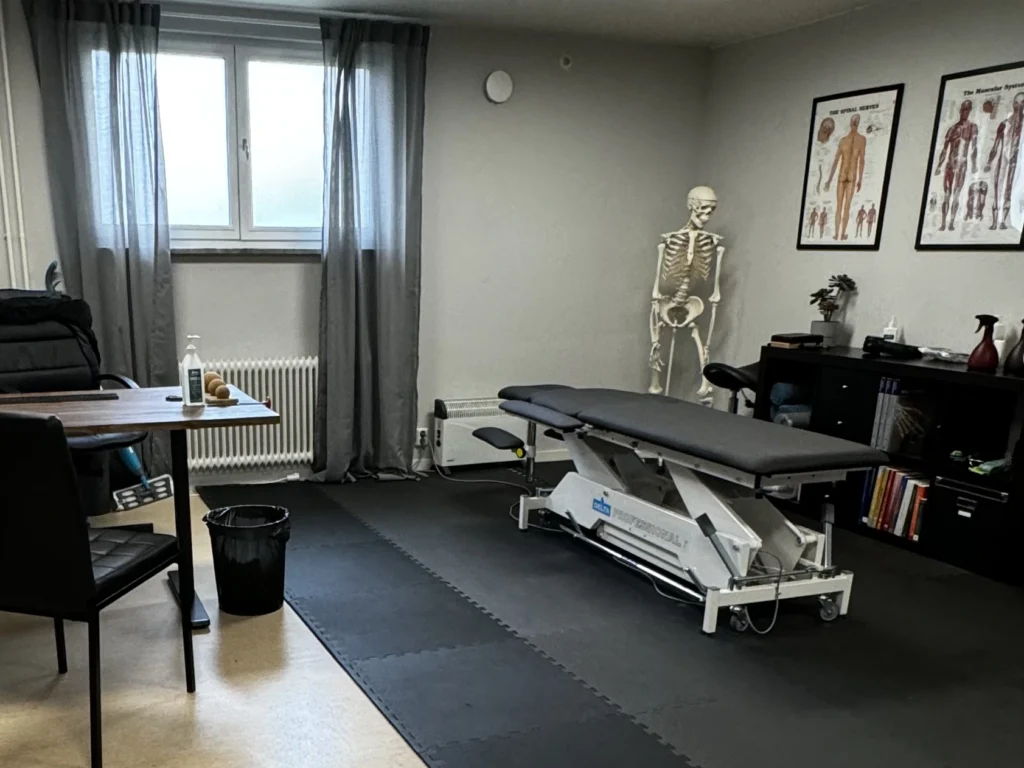 Behandlingsrum hos Mattssons Kiropraktik i Norrtälje med behandlingsbänk och skelettmodell.