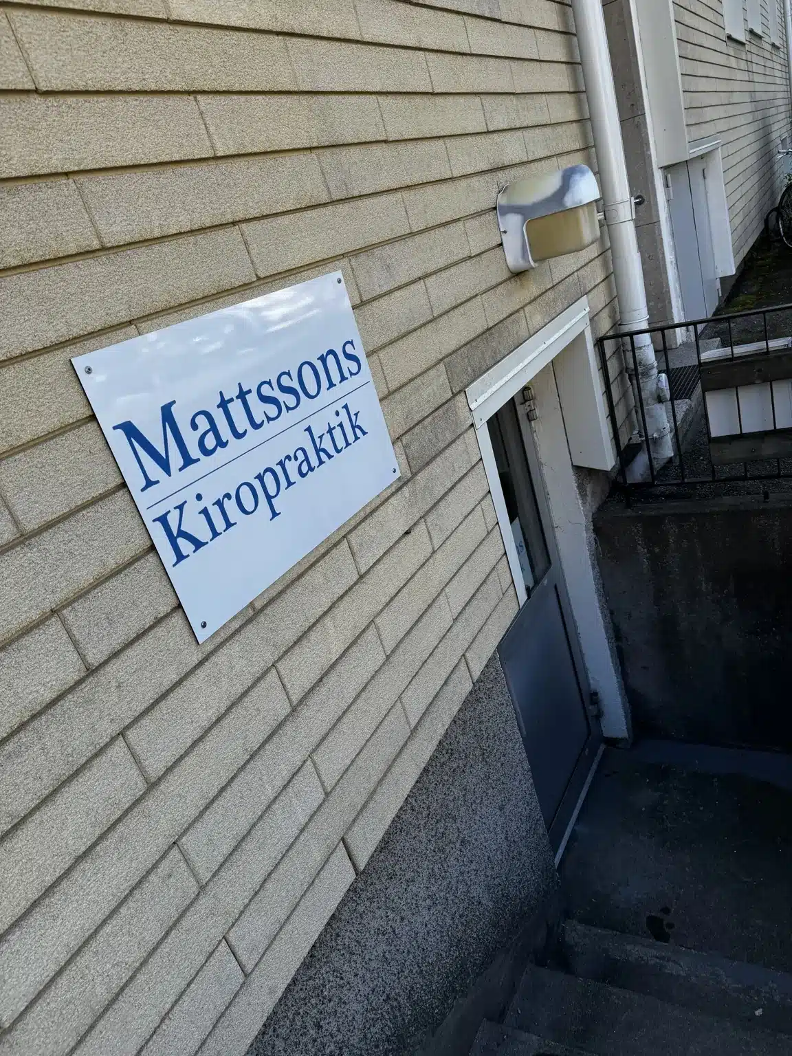 Entrén till Mattssons Kiropraktiks mottagning i Norrtälje